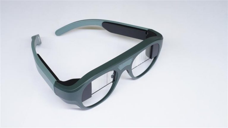 Augmented reality eyeglasses provides comfort for hearing-impaired and multi-language users