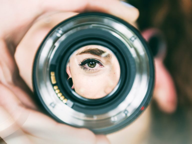 Smart glasses: Overview of autofocusing and hearing glasses